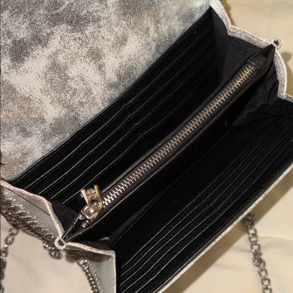 Chelsea28 Iridescent Silver Glitter Chain Crossbody - Picture 4 of 5